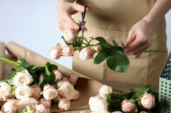 Opter pour une livraison de fleurs fraîches à domicile par un artisan fleuriste local